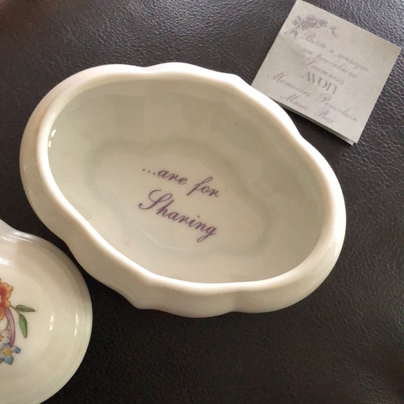Vintage Avon Memories Porcelain Music Box Excellent Condition Music still plays. - Picture 4 of 5